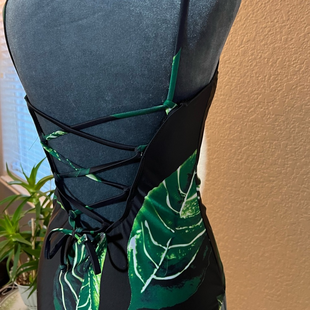 NWOT BLACK LACE-UP ADJUSTABLE LOW BACK ONE PIECE WITH TROPICAL LEAF PRINT - Picture 6 of 11